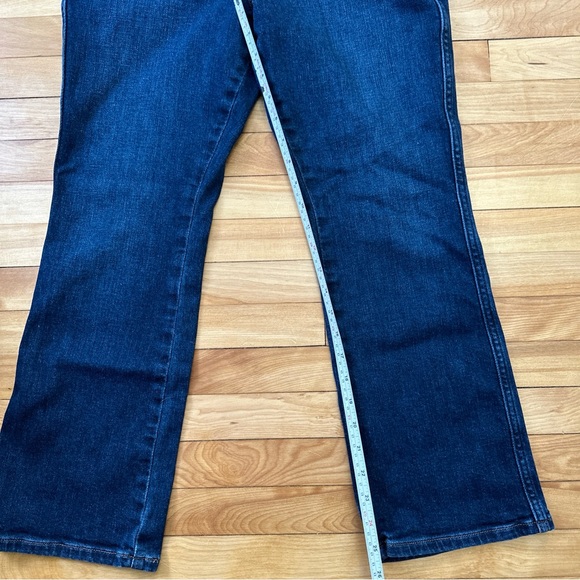 L.L Bean Women’s Jeans High-rise Mini Boot Jean Size 10 Regular - Picture 2 of 13